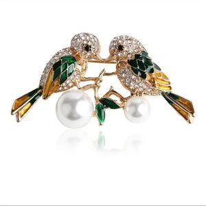 Charming Gold and Green Bird Brooch with Pearls